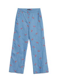 Svijetloplavi traper hlače s crvenim vezenim trešnjama po cijeloj površini, široke nogavice i ravni pojas s džepovima.