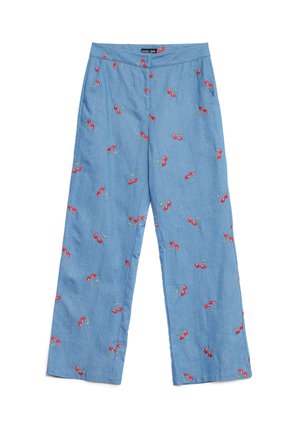 Calças de ganga azul claro com bordados de cerejas vermelhas por todo o lado, design de perna larga e cintura plana com bolsos.