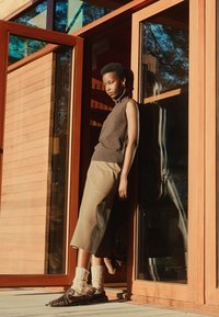 Filippa K TURTLENECK VEST - Top - mocha