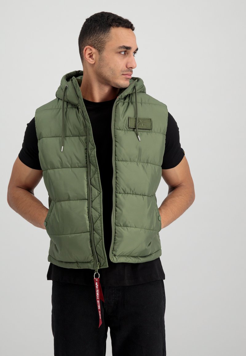 Herren Leichte Jacken | Alpha Industries HOODED PUFFER Weste sage green/khaki - PC34083 Herren Leichte Jacken | Alpha Industries HOODED PUFFER Weste sage green/khaki - PC34083