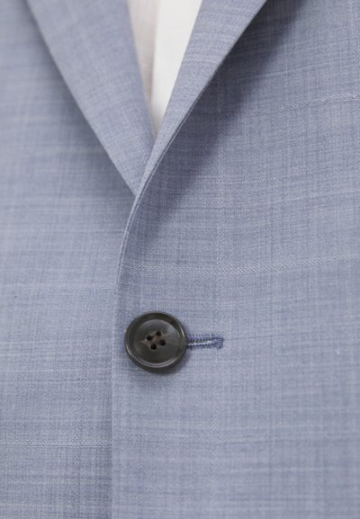 Blazer azzurro chiaro in tessuto testurizzato; presenta un singolo bottone nero e un sottile motivo a quadri sul rever.