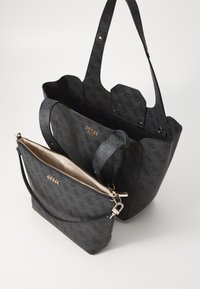 Borsa a tracolla in pelle nera a trama con due manici e una piccola pochette con zip sul davanti. Presenta un logo impresso e dettagli in hardware dorato.