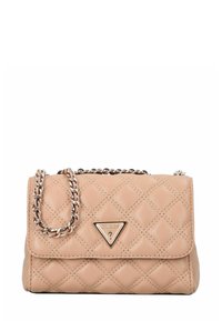 Beige gesteppte Handtasche mit silberner Kettenriemen und dreieckigem Metall-Guess-Logo auf der Vorderklappe.