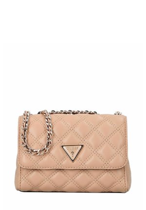 Beige gesteppte Handtasche mit silberner Kettenriemen und dreieckigem Metall-Guess-Logo auf der Vorderklappe.