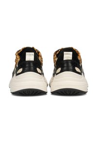 Zwarte sneakers met dierenprint van gestructureerd leer, een zilveren accent op de hak en een dikke witte zool met grippatronen.