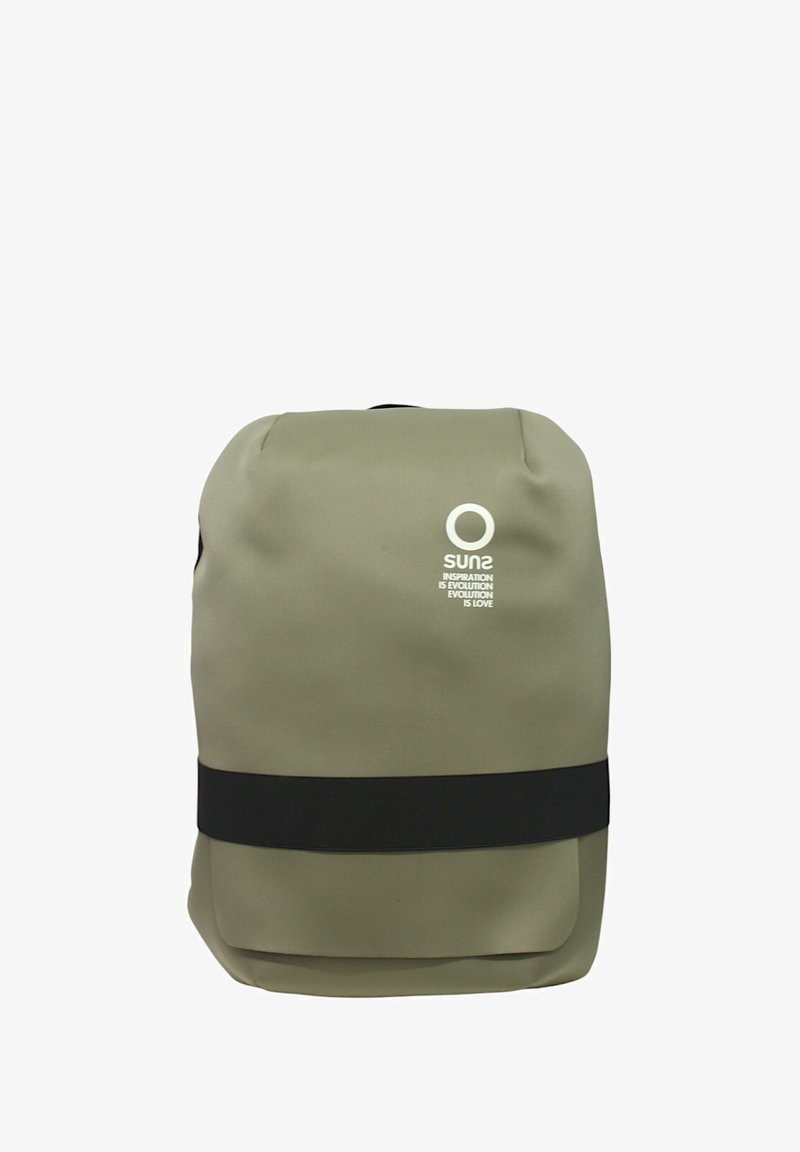 Zaino verde oliva realizzato in materiale resistente, con una tracolla nera, logo sul davanti e design minimalista.