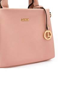 Rosa Lederhandtasche mit strukturiertem Design, goldenen Hardware-Details, einem Logo-Schild und einem runden Charm, der am Tragegurt befestigt ist.