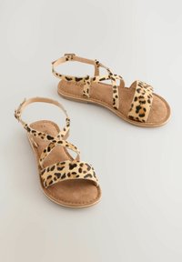 Leopardenmuster-Sandalen mit beigen Kunstwildleder-Riemen und flacher Sohle. Verfügt über mehrere Kreuzriemen und ein weiches Fußbett für zusätzlichen Komfort.