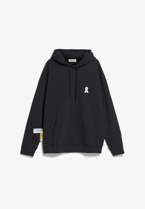 Sudadera negra con capucha y bolsillo delantero, pequeño logo blanco en el pecho, cordones y etiquetas de tela en la manga izquierda.