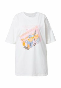 Hvid bomulds t-shirt med et farverigt grafisk tryk af feriegadgets, herunder solbriller, en parfume flaske og en blok.