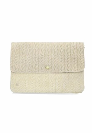 Beige gestructureerde clutch met chevronpatroon, klepsluiting, klein gouden sterdetail en subtiele geperste letter "M" linksonder.