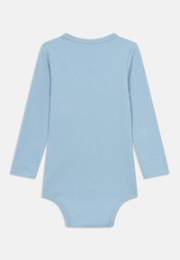 Hele sinine soonikkoes pika varrukaga beebikehaülikond tõmblukuga alt, näidatud tagant valgel taustal.