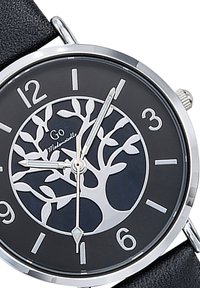 Montre analogique noire avec un motif d'arbre argenté sur le cadran, index et aiguilles argentés, et un bracelet en cuir noir.