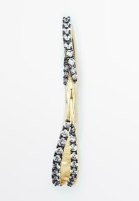 Anello in tonalità oro con design intrecciato, decorato con pietre preziose trasparenti e grigie lungo un lato, che mette in risalto dettagli e texture intricati.