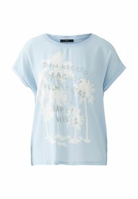 Himmelblaues, kurzärmliges T-Shirt mit lockerer Passform. Verziert mit weißen Palmen-Graphics und silbernem Text: „SONNENGEKÜSSTE STRÄNDE & GLÜCKLICHE VIBES.“