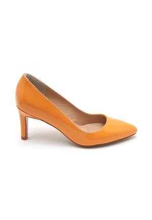Escarpin à bout pointu en cuir orange brillant avec un petit talon courbé et une large ouverture à l'avant, mettant en valeur une doublure intérieure lisse.