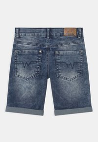 Verbleekte blauwe denim shorts met opgerolde zomen, voorzien van een gestructureerde stof, twee achterzakken met knoopaccenten, en een leren patchlabel.