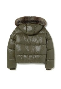 Veste matelassée vert olive brillante avec une capuche bordée de fourrure brune, sections matelassées et poignets en tricot, vue de dos.