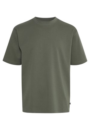 T-shirt en coton vert olive, à manches courtes, col rond, coupe décontractée, texture lisse, avec une petite étiquette sur le côté inférieur gauche.