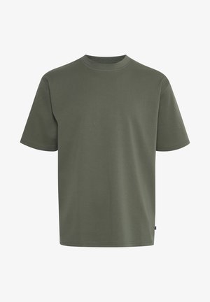 T-shirt en coton vert olive, à manches courtes, col rond, coupe décontractée, texture lisse, avec une petite étiquette sur le côté inférieur gauche.
