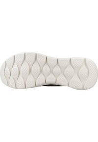 Suela de zapatilla deportiva blanca con un patrón texturizado. Presenta formas redondeadas y onduladas, así como pequeños elementos de agarre para la tracción.