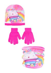 Berretto a maglia rosa con design di cupcake e arcobaleno, guanti rosa abbinati e una sciarpa a collo con lo stesso grafico e testo.