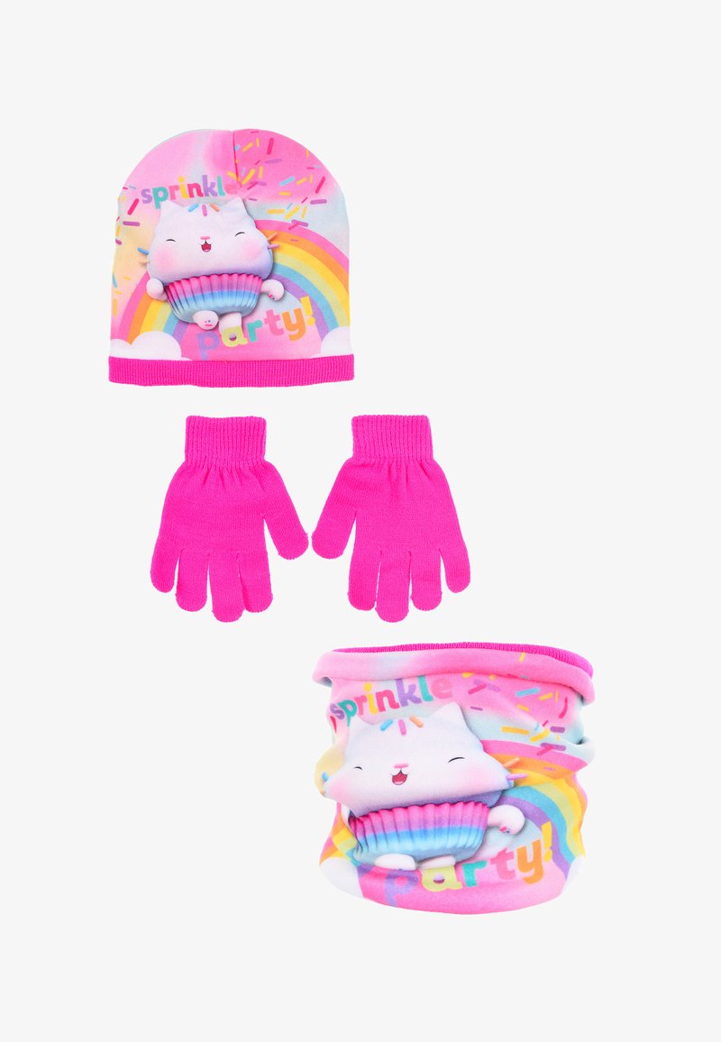 Berretto a maglia rosa con design di cupcake e arcobaleno, guanti rosa abbinati e una sciarpa a collo con lo stesso grafico e testo.