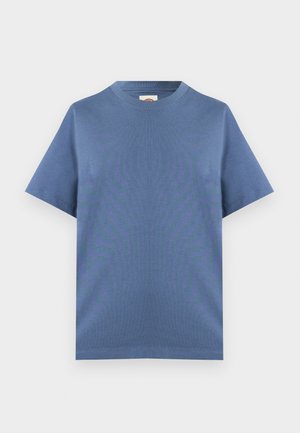 Enkelt, kortermet T-skjorte med rund hals i solid, dempet blåfarge, lagt flatt på en lys grå bakgrunn.