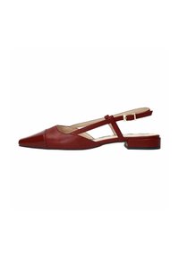 Rode leren slingback flats met een spitse neus, minimalistisch bandontwerp en een kleine blokhak. Smooth textuur en subtiele binnenvoering detail.
