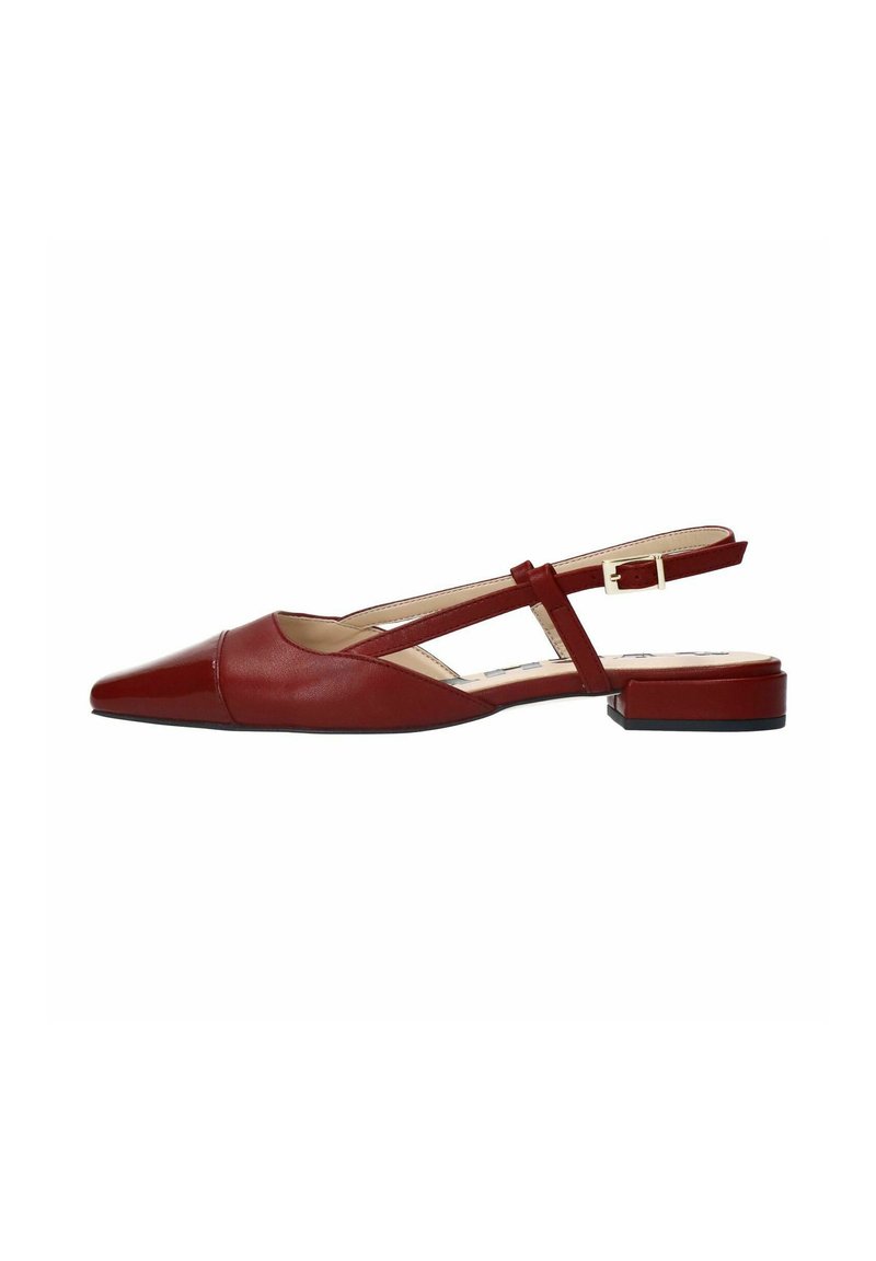 Rode leren slingback flats met een spitse neus, minimalistisch bandontwerp en een kleine blokhak. Smooth textuur en subtiele binnenvoering detail.