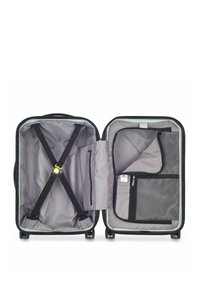 Valigia rigida nera con chiusura a zip, cinghie interne e numerosi scomparti in tessuto grigio con accenti in rete.