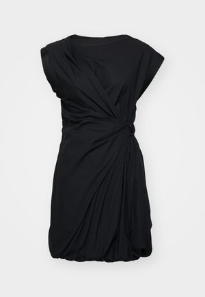 Sort kjole med omslagdesign, korte ærmer og samlet tekstur ved taljen. Glat stof med en afslappet pasform.