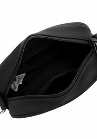 Czarna syntetyczna torebka na ramię z zamkiem błyskawicznym i kieszeniami wewnętrznymi. Gładka faktura i zaokrąglony kształt, z bezpieczną podszewką.