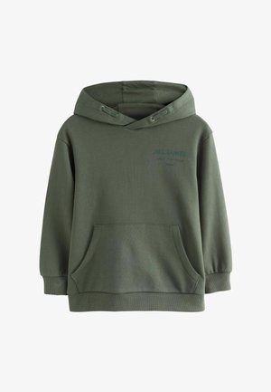 Alyvuogių žalios spalvos džemperis su kapišonu, priekine kengūros tipo kišene, ribinėmis rankogaliais ir apačia bei subtiliu tekstiniu logotipu kairėje krūtinės pusėje.