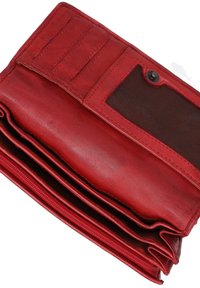 Rød læderpung med lynlås, flere kortlommer og en gennemsigtig ID-lomme. Tekstureret ydre med synlige syninger.