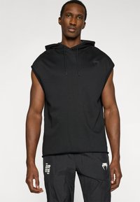 Μαύρο αμάνικο φούτερ με κουκούλα από απαλό υλικό, με κουκούλα και κορδόνια, που διαθέτει διακριτικό λογότυπο στο στήθος και χαλαρή εφαρμογή.