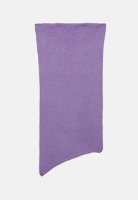 Écharpe en tricot violet avec un bord asymétrique anguleux sur fond blanc.