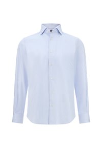 Gai zilu vīriešu krekls ar plānām vertikālām baltām svītrām, garām piedurknēm, ar pogu priekšpusi un norādītiem apkakles galiem uz baltas fona.