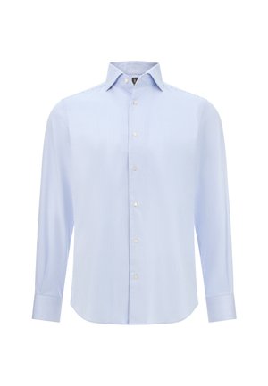 Camicetta da uomo di colore azzurro chiaro con sottili righe verticali bianche, maniche lunghe, chiusura con bottoni e colletto a punta su uno sfondo bianco.