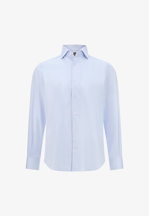 Světle modrá pánská košile s tenkými vertikálními bílými pruhy, dlouhými rukávy, zapínáním na knoflíky a špičatým límcem na bílém pozadí.