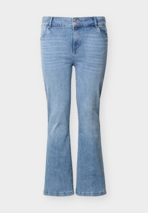 Τζιν παντελόνι από ανοιχτό μπλε denim με φάτσα που ανοίγει προς τα κάτω, διπλό κουμπί στη μέση, μπροστινές τσέπες και διακριτική ξεθώριαση στους μηρούς.