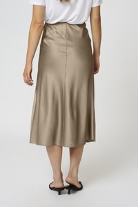 Beige satäänist midi seelik sujuva tekstuuri ja volangi kujundusega. Omab peidetud selja tõmblukku ja voolavat allääri.