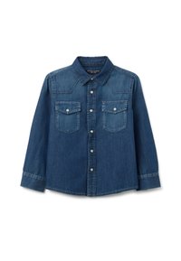 Camisa de mezclilla azul de manga larga con botones en la parte delantera y dos bolsillos en el pecho con botón, colocada sobre un fondo blanco.