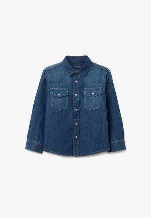 Denimblaues Langarmhemd mit geknöpftem Vorderteil und zwei geknöpften Brusttaschen, flach auf einem weißen Hintergrund ausgelegt.