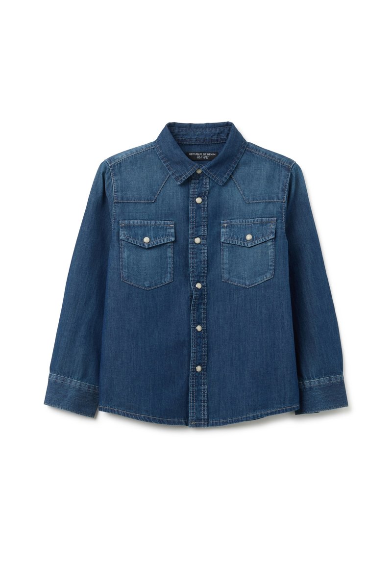 Camisa de mezclilla azul de manga larga con botones en la parte delantera y dos bolsillos en el pecho con botón, colocada sobre un fondo blanco.