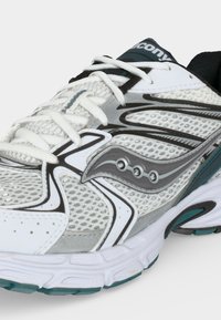 Λευκό και γκρι αθλητικό παπούτσι Saucony με ύφασμα διχτυωτού τύπου, σχέδιο με κορδόνια και μαύρες και τιρκουάζ λεπτομέρειες στη σόλα και στις πλευρές.