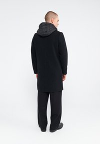 Pier One Klassikaline mantel - black