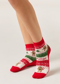 Chaussettes basses rouges et blanches ornées de motifs de bonshommes en pain d'épice, d'arbres verts et de flocons de neige, fabriquées en tissu doux avec des bords côtelés.