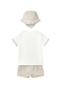 Conjunto infantil de dos piezas: camiseta blanca de manga corta, pantalones cortos a rayas beige y un sombrero tipo cubo a juego con un patrón de rayas similar.