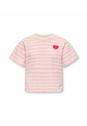 Lyserød og hvid T-shirt med korte ærmer og vandrette striber, rund hals og lille rød hjertepatch med teksten "THE VIP CLUB" på venstre bryst.